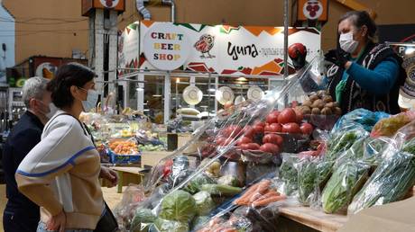 Visitors choose vegetables at Bessarabsky market, in Kiev, Ukraine. © Sputnik / Stringer