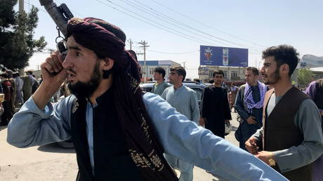 A member of Taliban forces inspects the area outside Hamid Karzai International Airport in Kabul, Afghanistan August 16, 2021. © REUTERS/Stringer