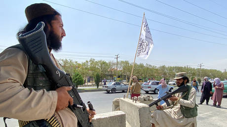 A Taliban fighter in Kabul, Afghanistan, August 17, 2021. © Javed Tanveer / AFP