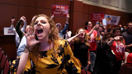 FILE PHOTO: Angry parents and community members protest after a Loudoun County School Board meeting was halted by the school board because the crowd refused to quiet down, in Ashburn, Virginia, June 22, 2021. © REUTERS/Evelyn Hockstein