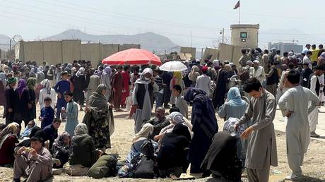 People wait outside the Hamid Karzai International Airport in Kabul, Afghanistan, August 17, 2021. © Stringer / Reuters