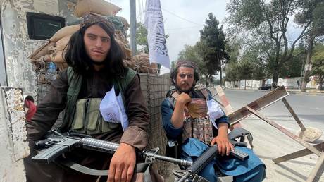 Members of Taliban forces sit at a checkpost in Kabul, Afghanistan (FILE PHOTO) © REUTERS/Stringer