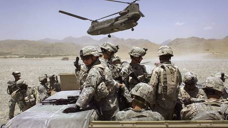FILE PHOTO. American soldiers from the 10th Mountain Division deploy to fight Taliban fighters as part of Operation Mountain Thrust to a U.S. base near the village of Deh Afghan in the Zabul province of Afghanistan. © Getty Images / John Moore