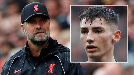 Jurgen Klopp (left) is unimpressed by homophobic chants about Billy Gilmour © Lee Smith / Action Images via Reuters | © Matthew Childs / Action Images via Reuters