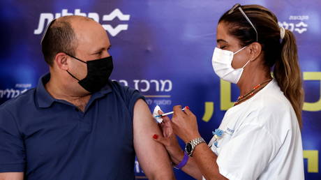 Israeli Prime Minister Naftali Bennett receives a third shot of coronavirus disease (Covid-19) vaccine as Israel launches booster shots for over 40 year-olds in Kfar Saba, Israel August 20, 2021. © REUTERS/Ronen Zvulun