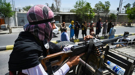 A Taliban fighter mans a machinegun on top of a vehicle as they patrol along a street in Kabul on August 16, 2021. © AFP / Wakil Kohsar