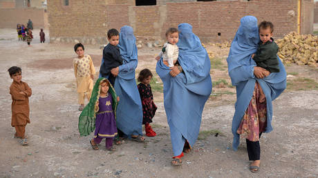 FILE PHOTO. Members of an internally displaced Afghan family who left their home during the ongoing conflict between Taliban and Afghan security forces arrive from Qala-i- Naw, in Enjil district of Herat. © AFP / Hoshang Hashim