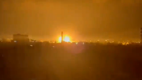 Israeli airstrikes & heavy blasts hit Gaza after border clashes with IDF troops (VIDEOS)