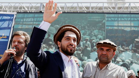 FILE PHOTO: Ahmad Massoud waves as he arrives to attend a gathering in Bazarak, Panjshir province, Afghanistan, September 5, 2019 © Reuters / Mohammad Ismail