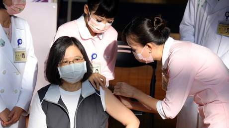 A nurse administers a dose of Medigen coronavirus disease vaccine for Taiwan President Tsai Ing-wen. © Reuters / Annabelle Chih