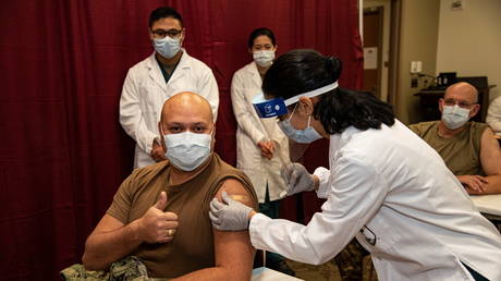 US Navy Command Master Chief Randy F. Swanson receives a Pfizer Covid-19 vaccination (FILE PHOTO) © US Navy/Mass Communication Specialist 2nd Class Kurtis A. Hatcher/Handout via REUTERS