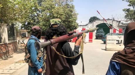 Taliban forces stand guard inside Kabul, Afghanistan (FILE PHOTO) © REUTERS/Stringer