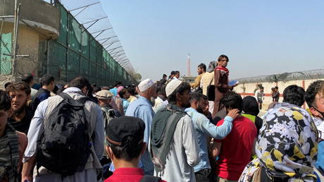 Crowds of people gather outside the airport in Kabul, Afghanistan (FILE PHOTO) © ASVAKA NEWS via REUTERS