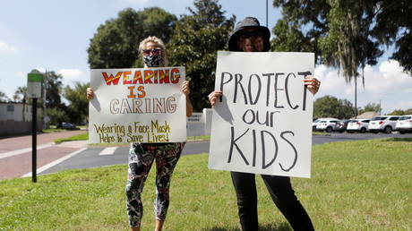 Supporters of wearing masks in schools protest before the special called school board workshop at the Pinellas County Schools Administration Building in Largo, Florida, U.S., August 9, 2021. © REUTERS/Octavio Jones
