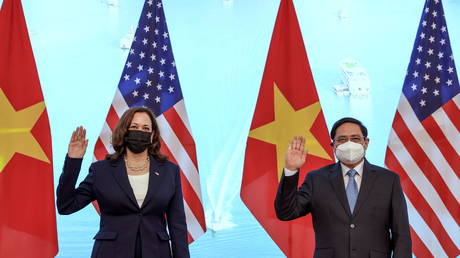 US Vice President Kamala Harris and Vietnamese Prime Minister Pham Minh Chinh in Hanoi, Vietnam, August 25, 2021. © Evelyn Hockstein/Reuters