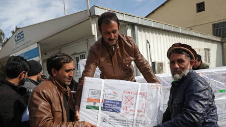 Workers from Afghan health ministry unload boxes containing vials of COVISHIELD, a coronavirus disease (Covid-19) vaccine donated by Indian government in Kabul, Afghanistan (FILE PHOTO) © REUTERS/Omar Sobhani