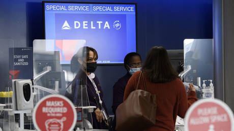 FILE PHOTO. Passengers check bags for a Delta Air Lines, Inc. flight during the Covid-19 pandemic at Los Angeles International Airport (LAX) in Los Angeles, California. © AFP / Patrick FALLON