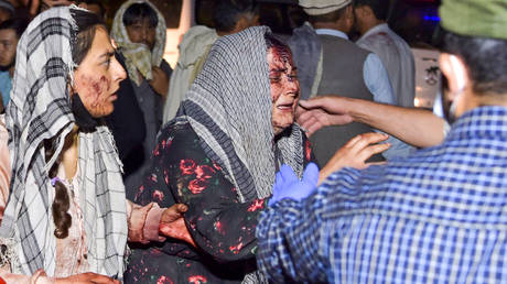 Wounded women arrive at a hospital for treatment after two blasts, which killed at least five and wounded a dozen, outside the airport in Kabul on August 26, 2021. © AFP / Wakil KOHSAR