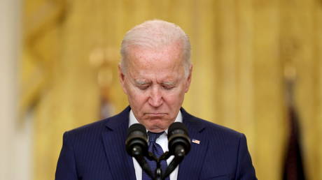 U.S. President Joe Biden reacts during a moment of silence for the dead as he delivers remarks about Afghanistan, from the East Room of the White House in Washington, U.S. August 26, 2021. © REUTERS/Jonathan Ernst