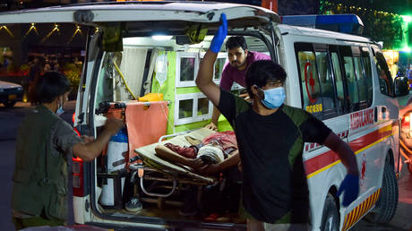 Medical staff bring an injured man to a hospital in an ambulance after two powerful explosions, which killed at least six people, outside the airport in Kabul on August 26, 2021. © AFP / Wakil KOHSAR