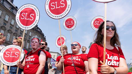 FILE PHOTO. Nurses demonstrate during a strike to demand a higher pay, in front of the Christiansborg Palace in Copenhagen, Denmark June 19, 2021. © Reuters / Claus Bech