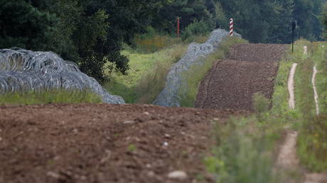 Border signs are pictured at the Polish-Belarusian border near the village of Usnarz Gorny, Poland August 23, 2021. © Reuters / Kacper Pempel