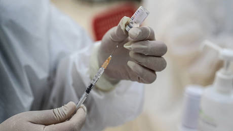 FILE PHOTO. A health worker prepares a dose of the Anhui Zhifei Longcom Covid-19 coronavirus vaccine in Shenyang, in China's northeastern Liaoning province on May 21, 2021. © AFP / STR