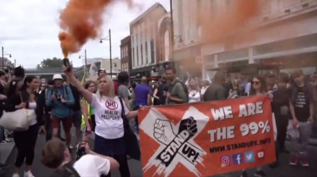 ‘Looks like thousands!’ WATCH Protesters clog London in march against vaccine passports