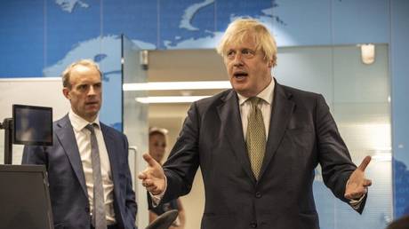 Dominic Raab (L) and Boris Johnson (R) visit The Foreign, Commonwealth and Development Office Crisis Centre at the Foreign Offices in London, on August 27, 2021 © AFP / Jeff Gilbert