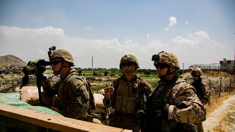 U.S. Marines and German service member watch an entry gate during an evacuation at Hamid Karzai International Airport, Kabul, Afghanistan, August 28, 2021. © Reuters/U.S. Marine Corps/Cpl. Davis Harris