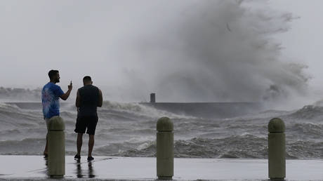 Jesse Perez, right, and Sergio Hijuelo check out the high waves on Lake Pontchartrain as Hurricane Ida nears, in New Orleans, Louisiana, Sunday, Aug. 29, 2021 © AP Photo / Gerald Herbert