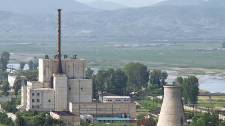 A North Korean nuclear plant in Yongbyon is photographed before a cooling tower was demolished on June 27, 2008 © REUTERS/Kyodo