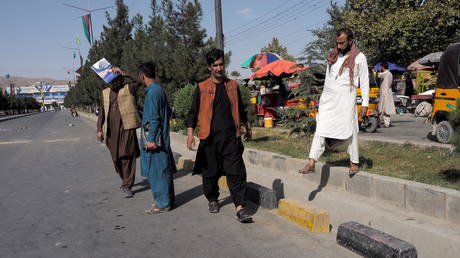 FILE PHOTO: People walk on the street leading to the airport's Abbey gate where a blast occurred two days earlier, in Kabul, Afghanistan August 28, 2021. © REUTER/Stringer