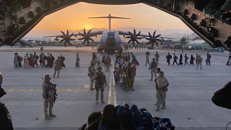 Afghan collaborators, their families, Spanish soldiers and members of the embassy board a Spanish military plane as part of their evacuation, at the Hamid Karzai International Airport in Kabul, Afghanistan, August 27, 2021. © Reuters / Ministry of Defense of Spain