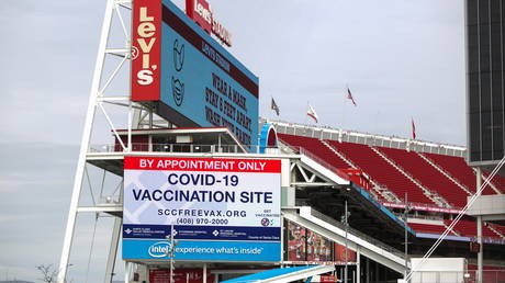 Signs for a vaccination site at Levi's Stadium, home of the San Francisco 49ers NFL team. © Reuters