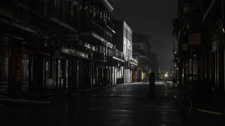 Bourbon Street in New Orleans, Louisiana, is dark except for lights used during a TV broadcast, Monday, Aug. 30, 2021 © AP Photo / The Advocate / David Grunfeld