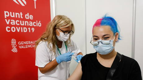 A woman receives a dose of Pfizer's BioNTech vaccine in Valencia, Spain, (FILE PHOTO) © REUTERS/Eva Manez