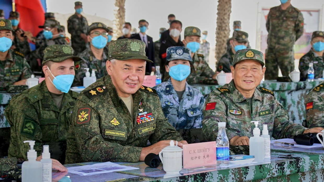 Russian Defence Minister Sergei Shoigu and his Chinese counterpart Wei Fenghe observe the Sibu/Cooperation-2021 joint drills in Qingtongxia, Ningxia Autonomous Region, China August 13, 2021. © Russian Defence Ministry/Handout via REUTERS