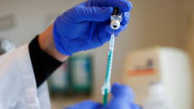 Подозреваемая медсестра против вакцины заменила уколы от COVID-19 физиологическим раствором, от чего пострадали тысячи жителей Германии, сообщили местные власти