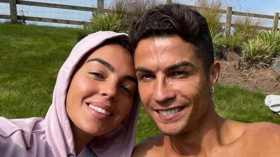 ‘What until January!’ Topless Ronaldo poses with Georgina and family as star asks ‘who says there’s no sun in Manchester?’ — RT Sport News