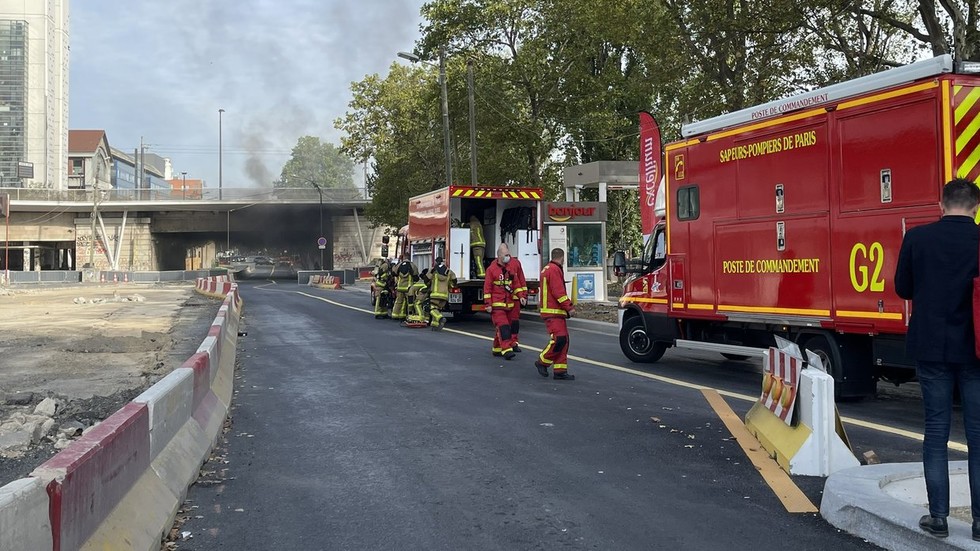 Fire breaks out under Paris bridge, area cordoned off amid emergency ...