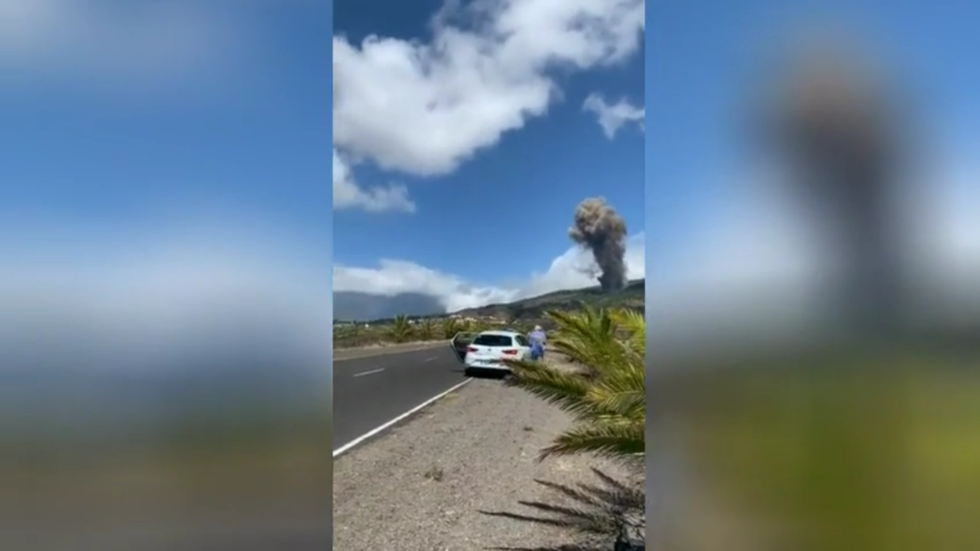 Volcano erupts on Spain’s Canary Islands, ejecting large plumes of smoke and red-hot molten lava (PHOTOS, VIDEOS)
