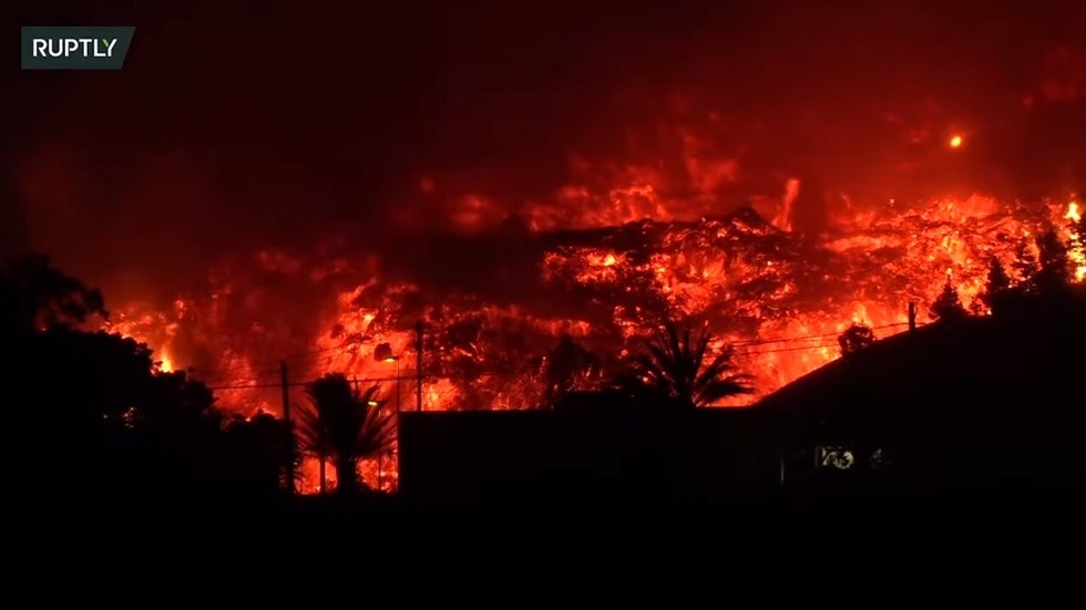 WATCH Lava ‘destroy everything it encounters’ in Canary Islands amid ongoing volcano eruption