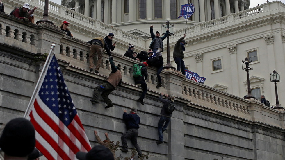 Neither feds nor Proud Boys saw ‘Capitol attack’ coming, NYT claims, citing January 6 FBI informant