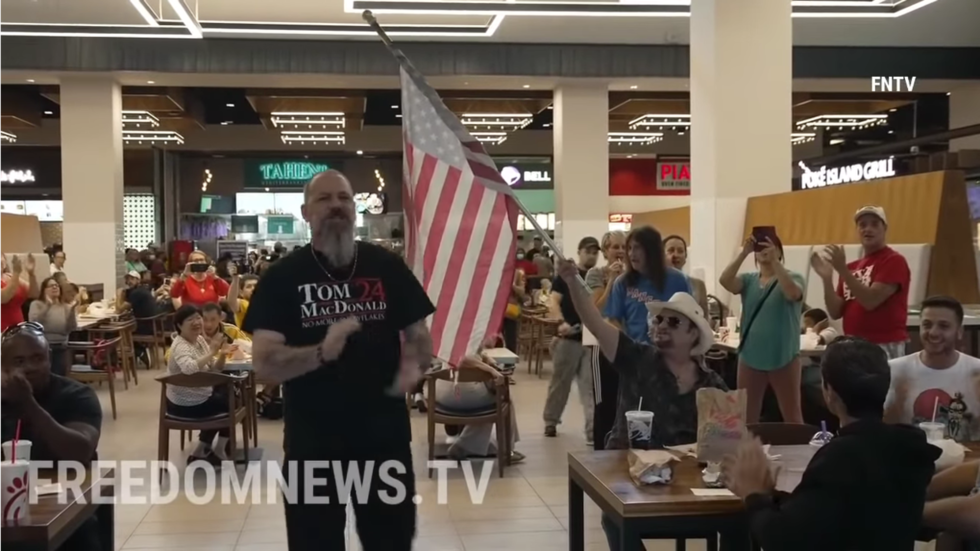 Activists chanting ‘USA’ & ‘f*ck Joe Biden’ storm vaccinated-only food court in Staten Island, NY in protest against mandates