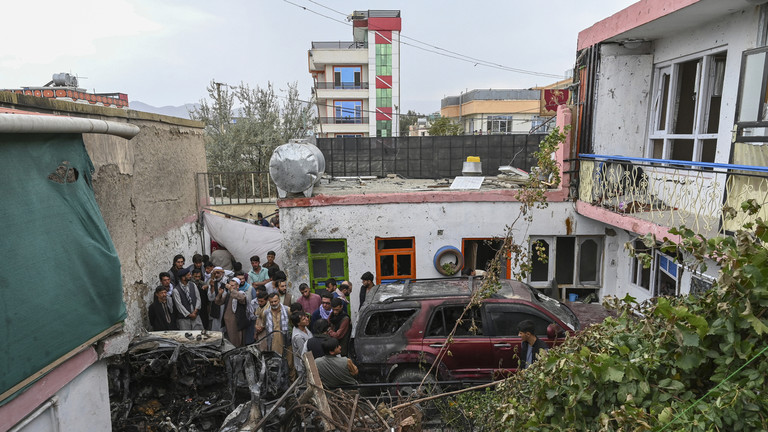 <div class=__reading__mode__extracted__imagecaption>Afghan residents and family members of the victims gather next to a damaged vehicle inside a house, day after a US drone airstrike in Kabul on August 30, 2021.
© AFP/WAKIL KOHSAR 