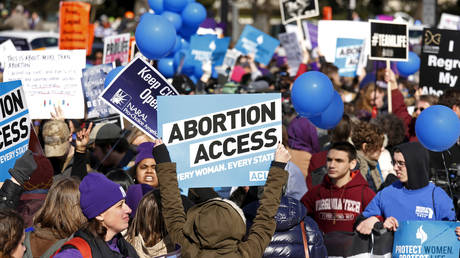 FILE PHOTO: Protesters demonstrate in front of the US Supreme Court as it takes up a major abortion case in Washington March 2, 2016. © REUTERS/Kevin Lamarque
