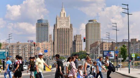 People cross Bolshaya Dorogomilovskaya Street in Moscow. © Sputnik / Alexey Maishev