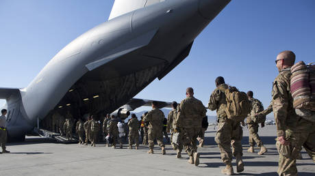 FILE PHOTO: US Army soldiers walk to their C-17 cargo plane for departure May 11, 2013 at Bagram Air Base, Afghanistan. © Robert Nickelsberg/Getty Images
