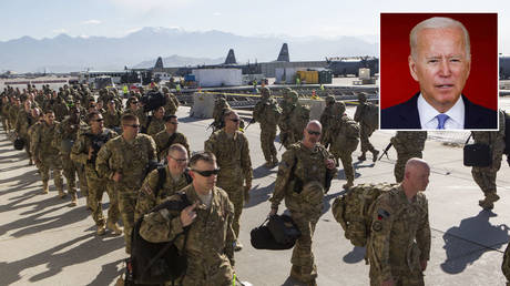 US Army soldiers walk to their plane for departure May 11, 2013 at Bagram Air Base, Afghanistan. © Robert Nickelsberg/Getty Images; (inset) Joe Biden © REUTERS/Carlos Barria